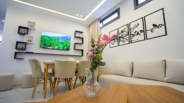Kitchen & Dining
