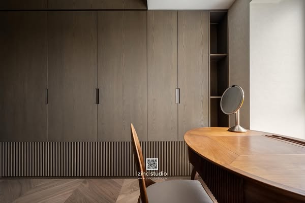 Sleek contrasting